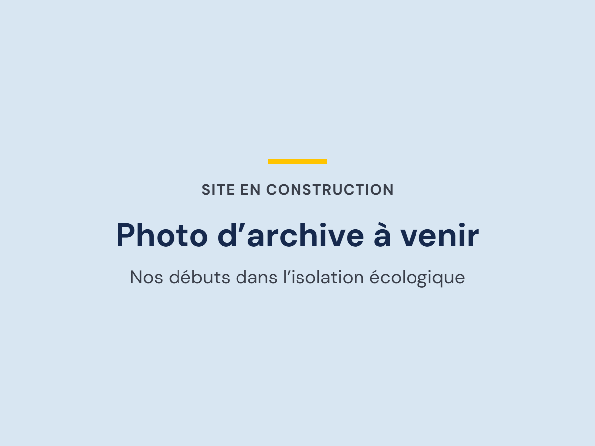 Chantier d'isolation en ouate de cellulose, aux débuts d'Artisans Écologiques