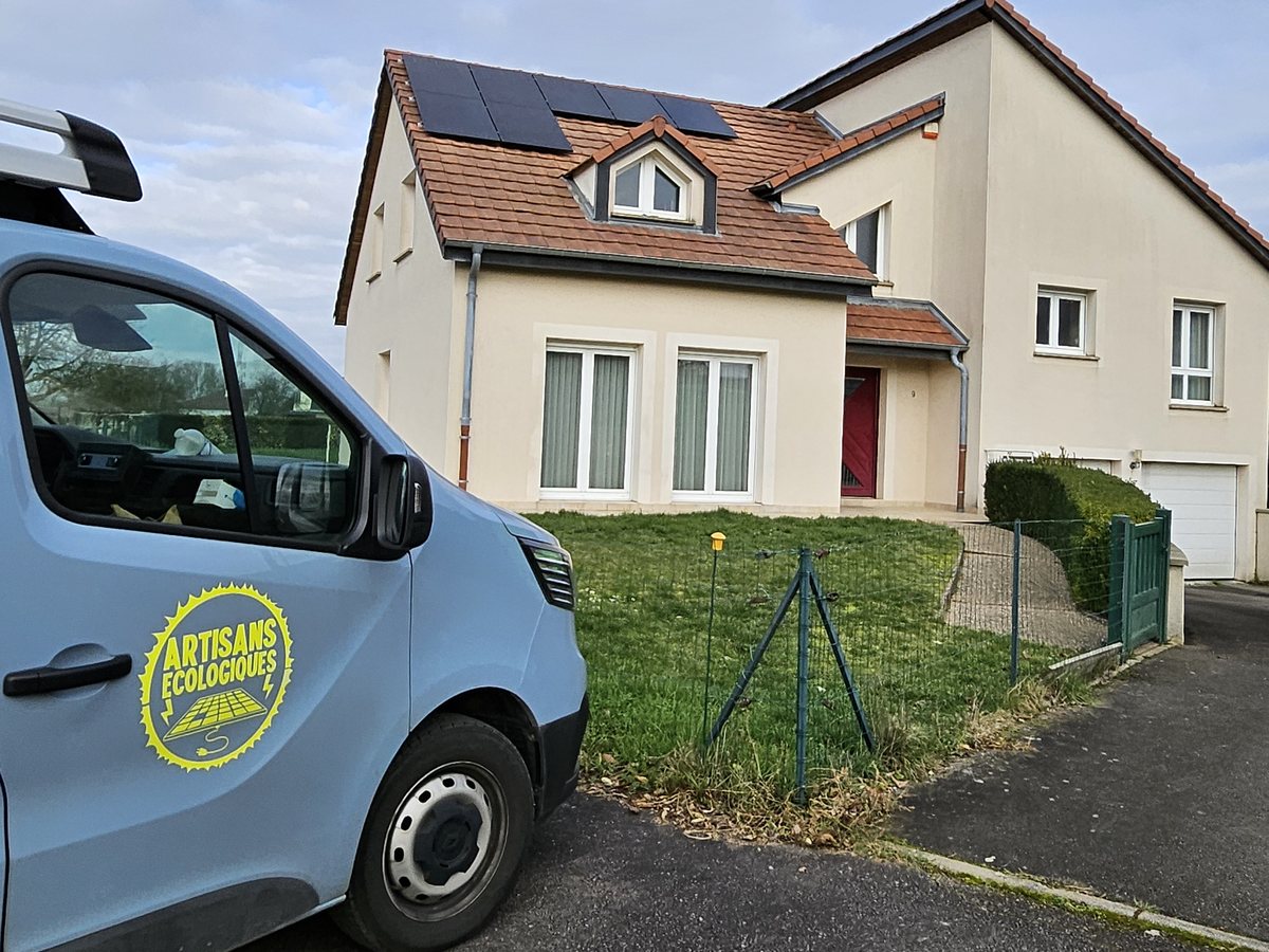 Toit équipé de panneaux solaires à Roussy-le-Village